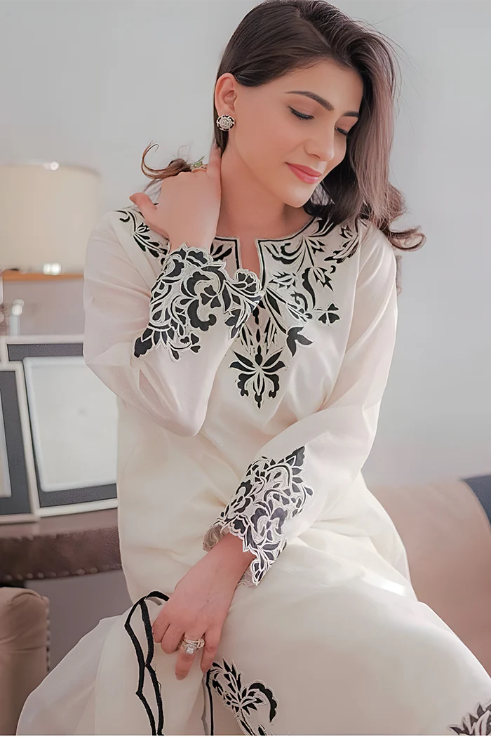 MARIA B - 3PC LAWN EMBROIDERED SHIRT WITH ORGANZA EMBROIDERED DUPATTA AND TROUSER - RB11054